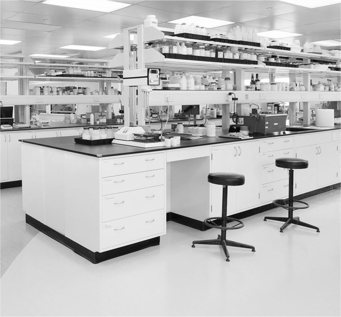 LABORATORY BENCH SYSTEMS